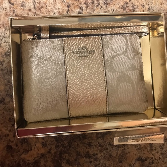 NWT Coach Wristlet - Picture 2 of 6